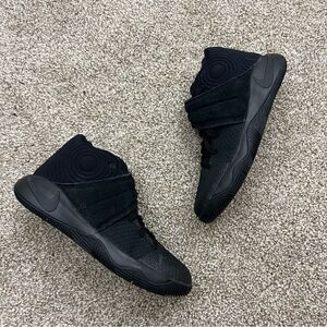 Kyrie 2 Triple Black